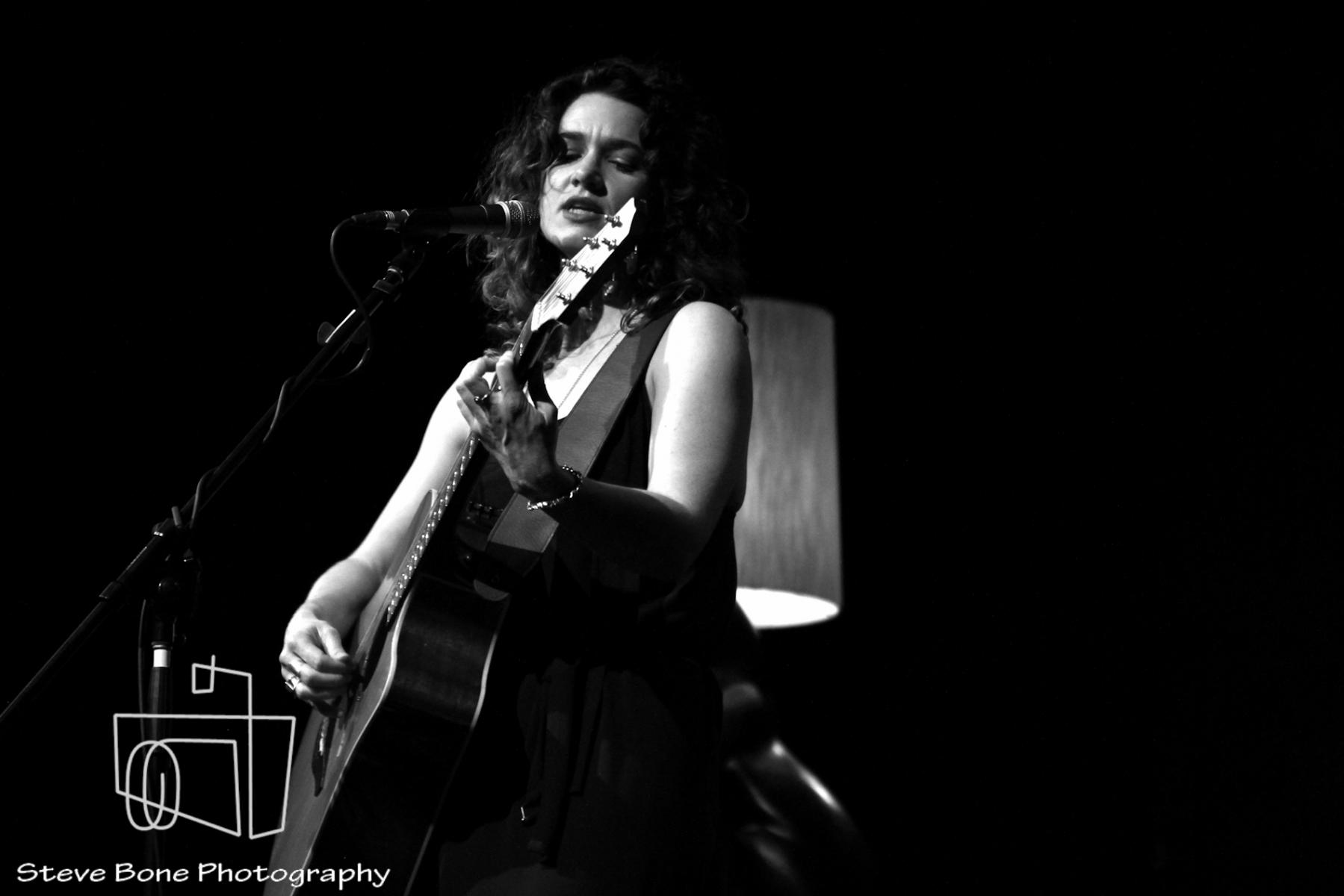 Julia Deans - The Vic - Devonport - 25th May 2013