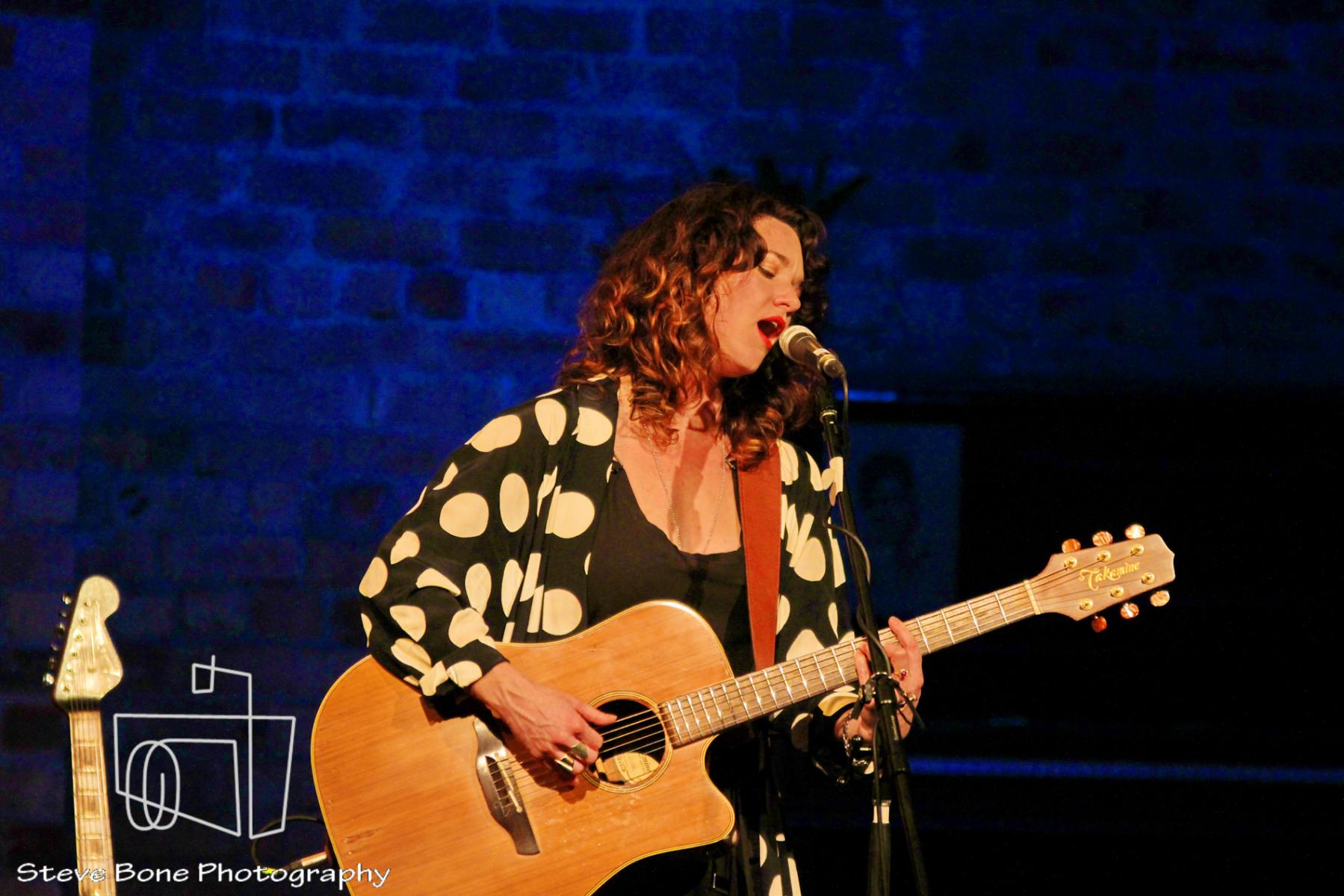 Julia Deans - The Vic - Devonport - 25th May 2013